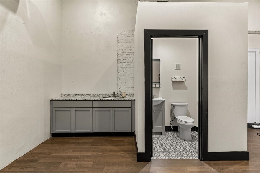 More Photos Of 106 N Main St, Grand Saline Storefront For Sale