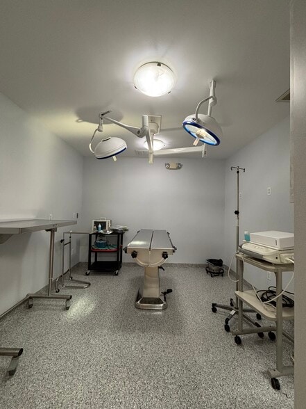 More Photos Of 9 Avonwood Rd, Avon Freestanding For Lease