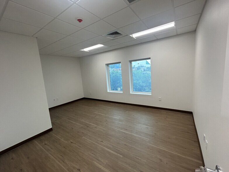 More Photos Of 1428 S Tamiami Trl, Sarasota Medical For Lease