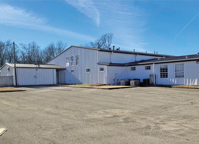More Photos Of 1850 Berryhill Rd, Cordova Veterinarian Kennel For Sale
