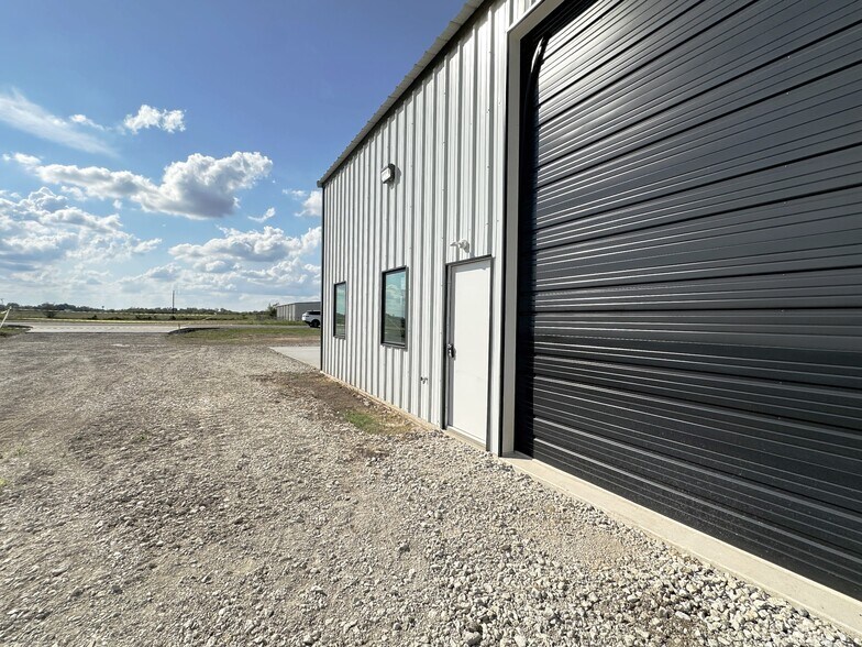 More Photos Of 1704 Westair, Gainesville Warehouse For Lease