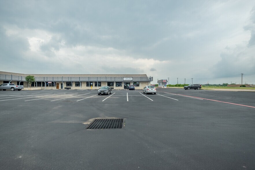 More Photos Of 305 Limestone Ter, Jarrell Unknown For Lease