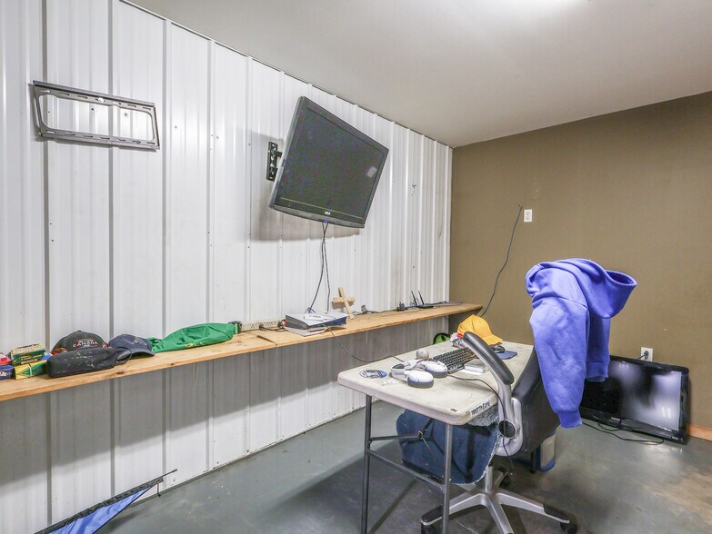 More Photos Of 40446 AB-56, Rochon Sands Service For Sale