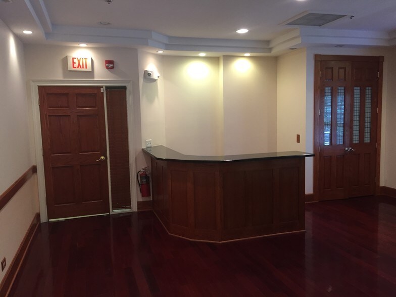 More Photos Of 1421-1431 McHenry Rd, Buffalo Grove Office For Sale