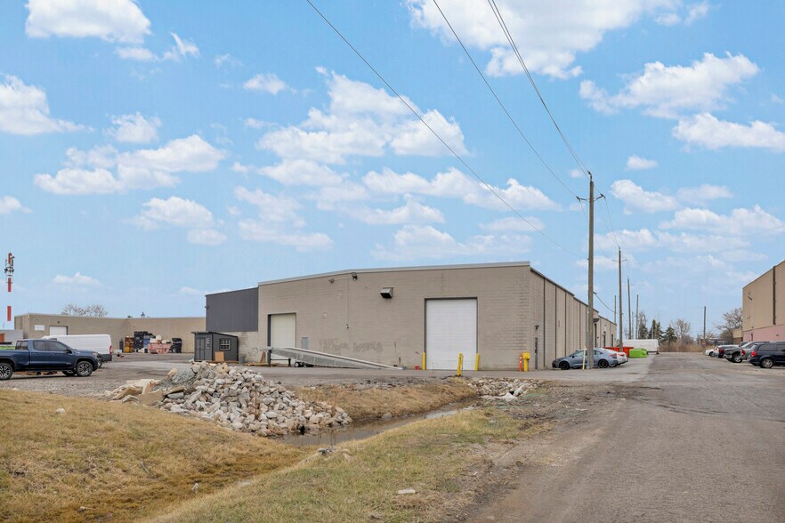 More Photos Of 4790 North Service Rd E, Windsor Distribution For Lease