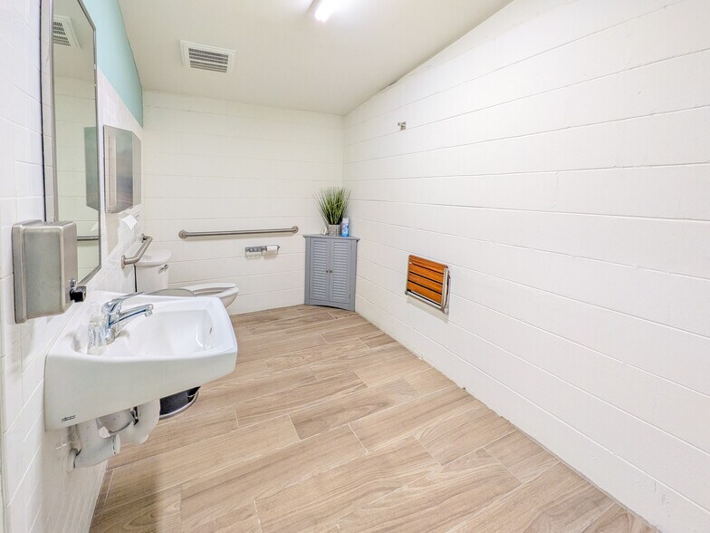 More Photos Of 9073 Heckscher Dr, Jacksonville Storefront Retail Office For Sale