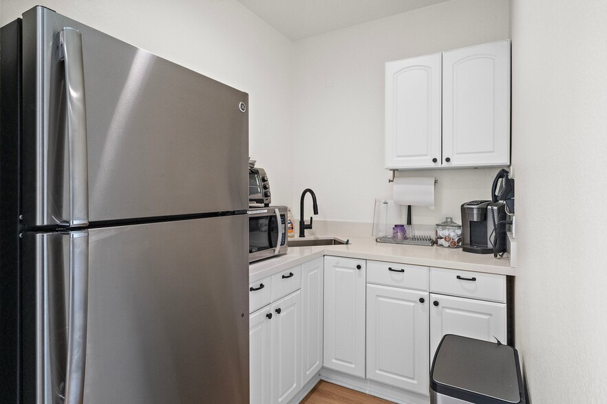 More Photos Of 1495 Glenneyre St, Laguna Beach Freestanding For Lease