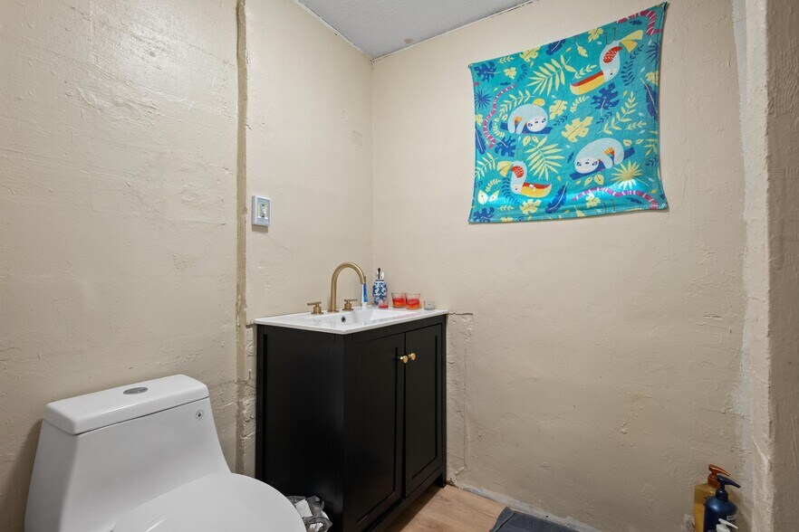 More Photos Of 4349 Louis Ave, Holiday Warehouse For Sale