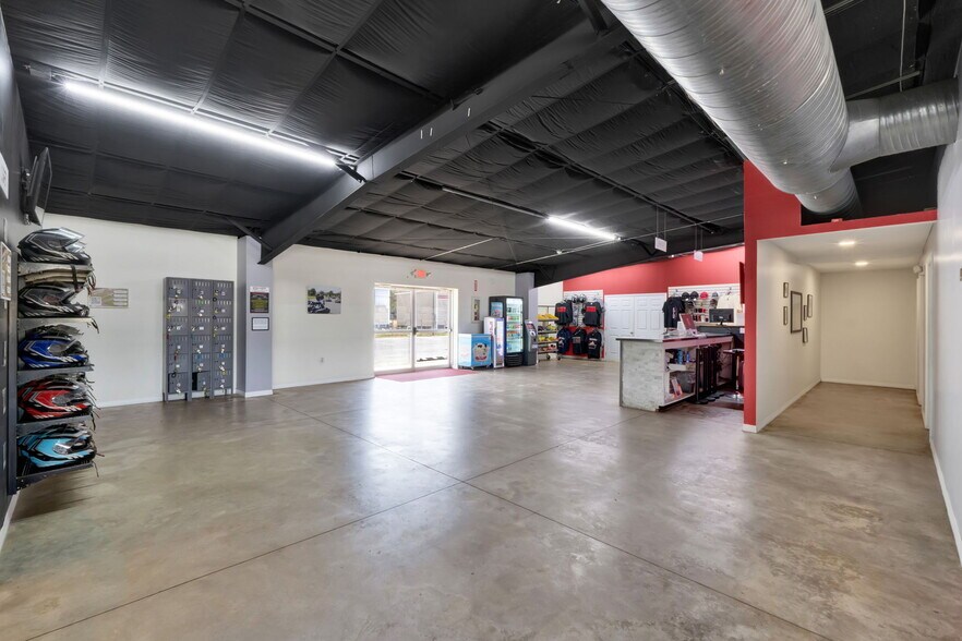 More Photos Of 5821 Pit Rd, Bushnell Flex For Sale