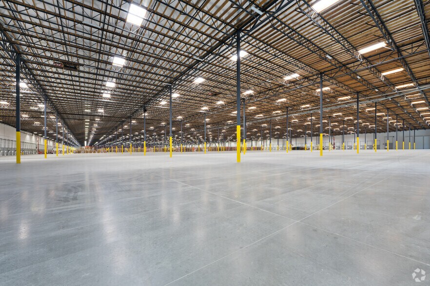 More Photos Of 8130 Caliente Rd, Hesperia Distribution For Lease