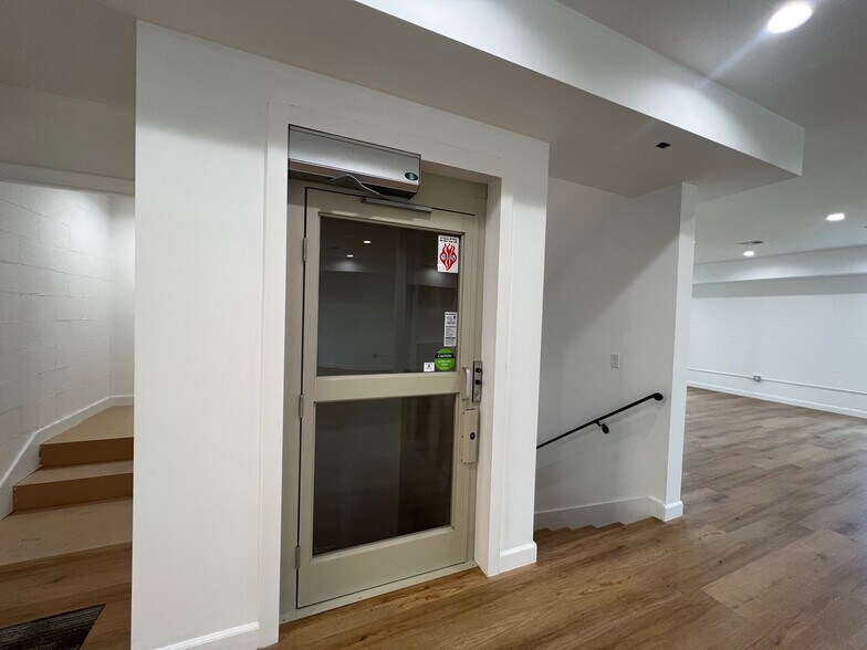 More Photos Of 7053 Owensmouth Ave, Canoga Park Office For Lease