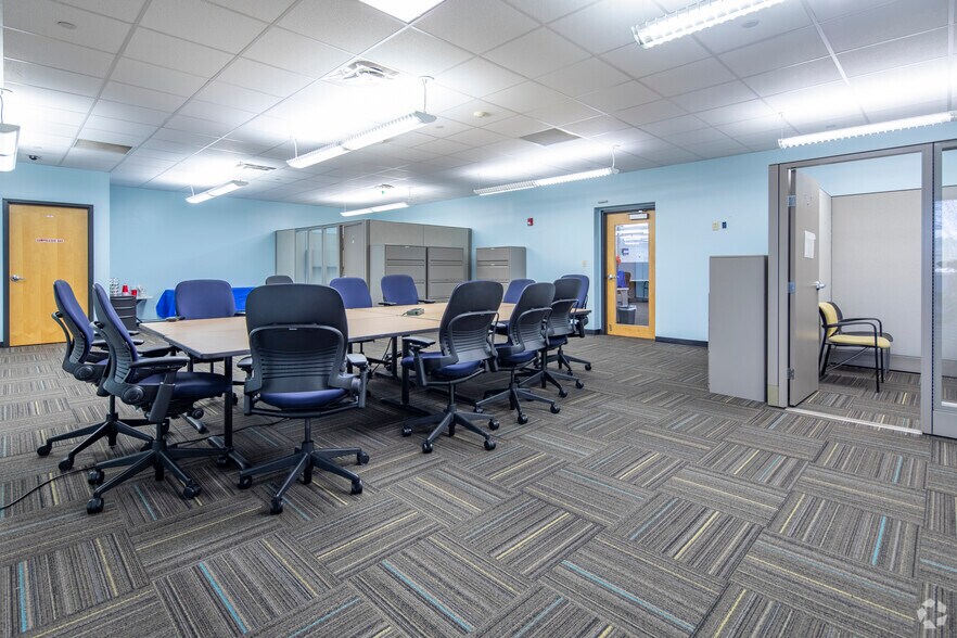 More Photos Of 400 Diamond Dr NW, Huntsville Flex For Lease