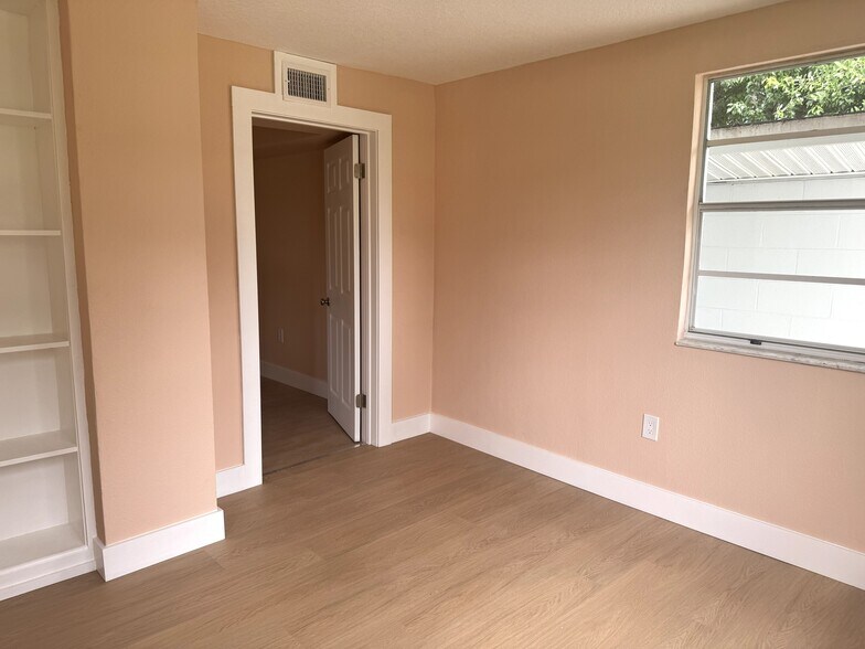 More Photos Of 904 E Moody Blvd, Bunnell Office For Lease