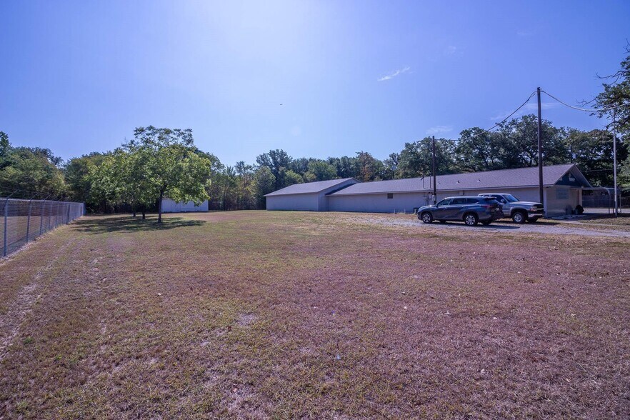 More Photos Of 402 Legendary Ln, Gun Barrel City Office For Sale