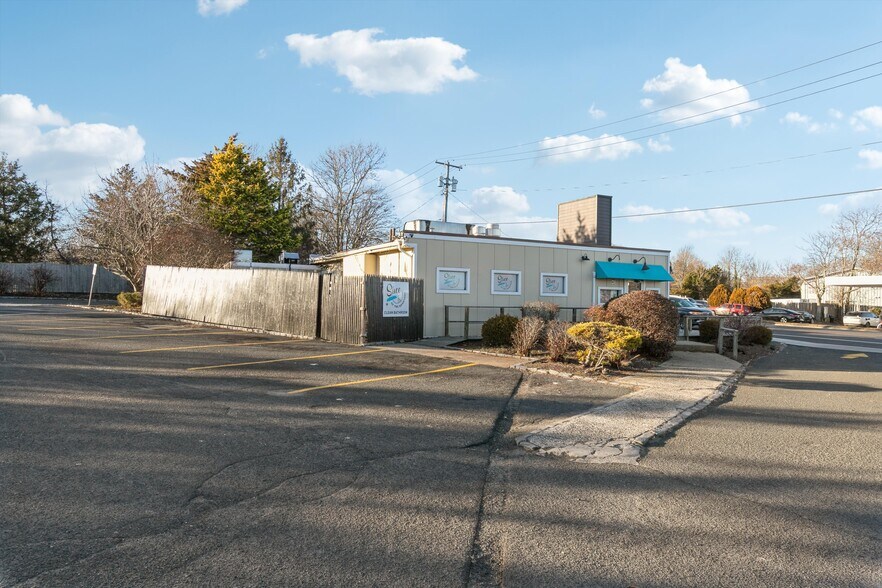 More Photos Of 20 County Road 39, Southampton Restaurant For Lease