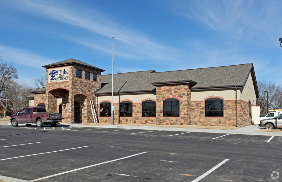 Primary Photo Of 7447 Riverside Pky, Tulsa Bank For Lease