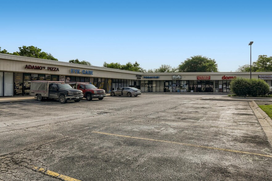 More Photos Of 805-845 N Roselle Rd, Schaumburg Unknown For Lease