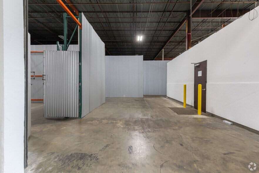 More Photos Of 3401 Navigation Blvd, Houston Distribution For Lease