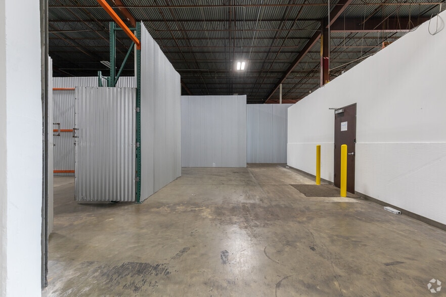 More Photos Of 3401 Navigation Blvd, Houston Distribution For Lease