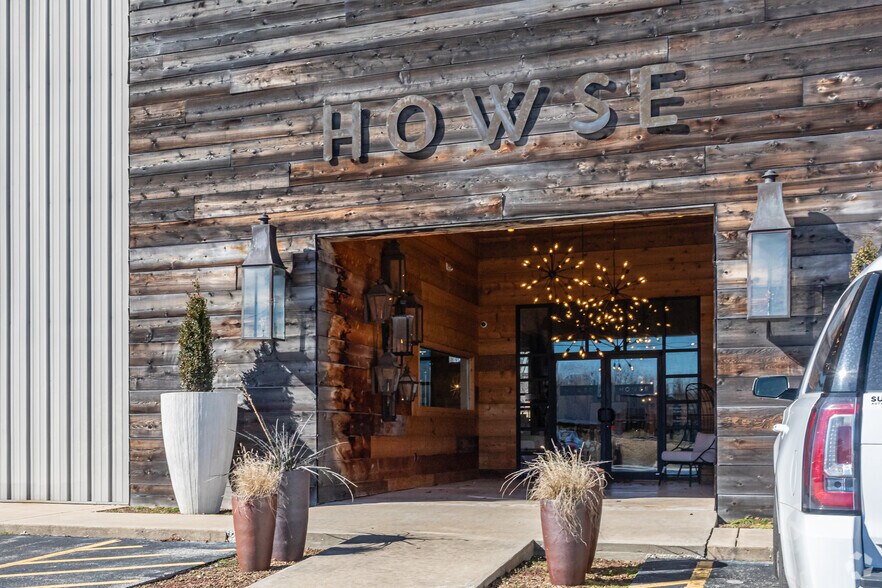 More Photos Of 2714 SE Otis Corley Dr, Bentonville Warehouse For Lease