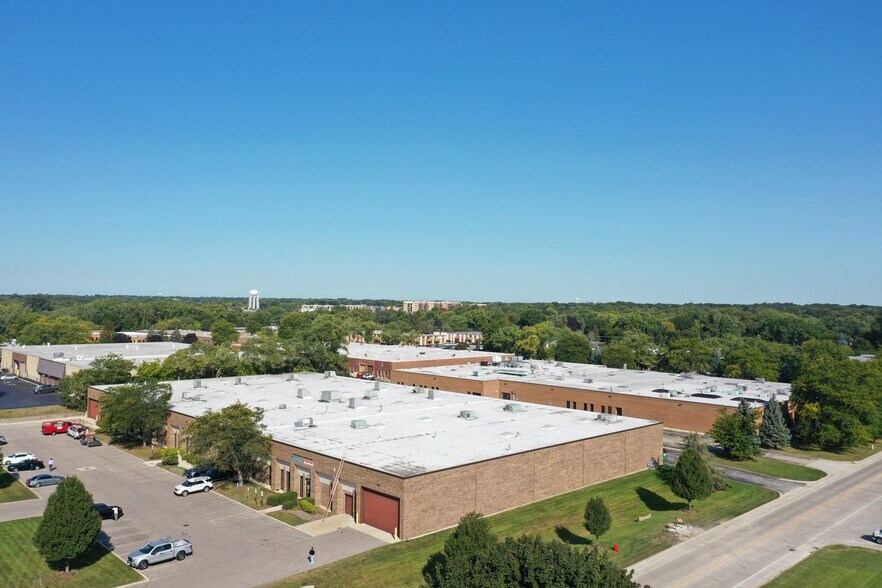 More Photos Of 1040-1060 High St, Mundelein Warehouse For Lease