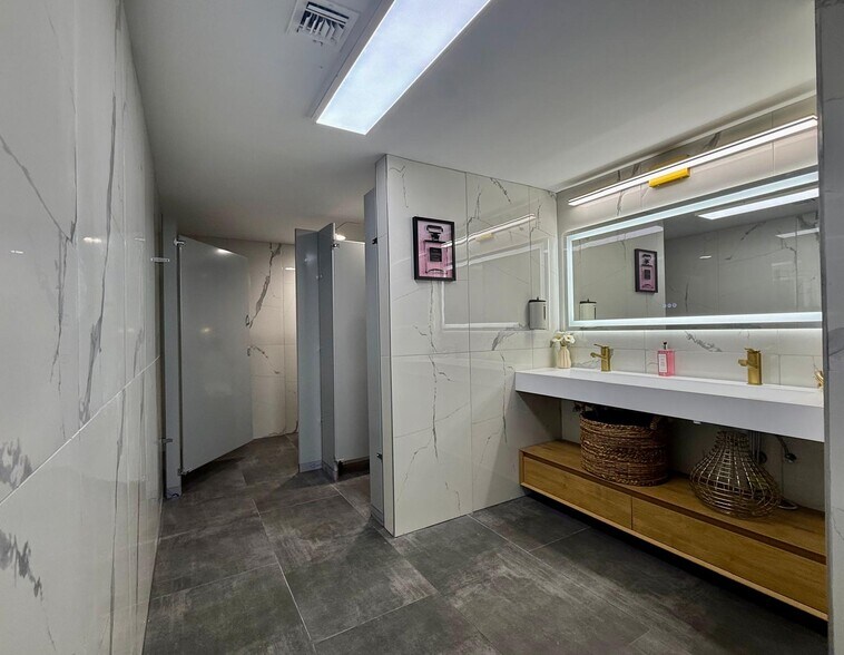 More Photos Of 1420 River Park Dr, Sacramento Office For Sale