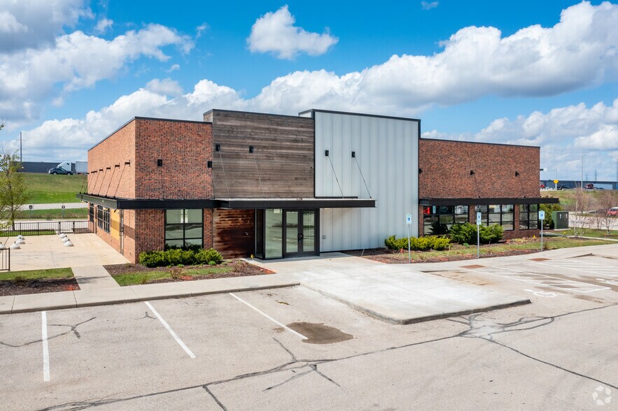 More Photos Of 11500 W Burleigh St, Wauwatosa Unknown For Lease