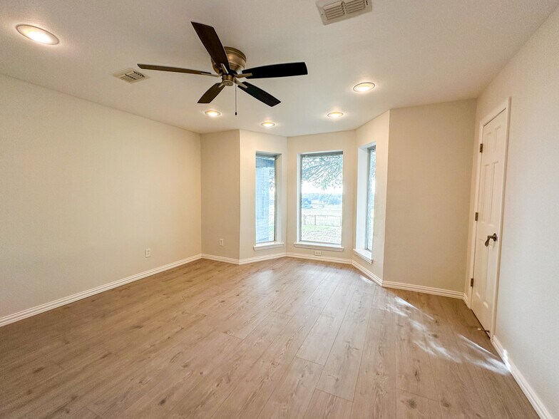 More Photos Of 3952 Tin Top Rd, Weatherford Flex For Sale