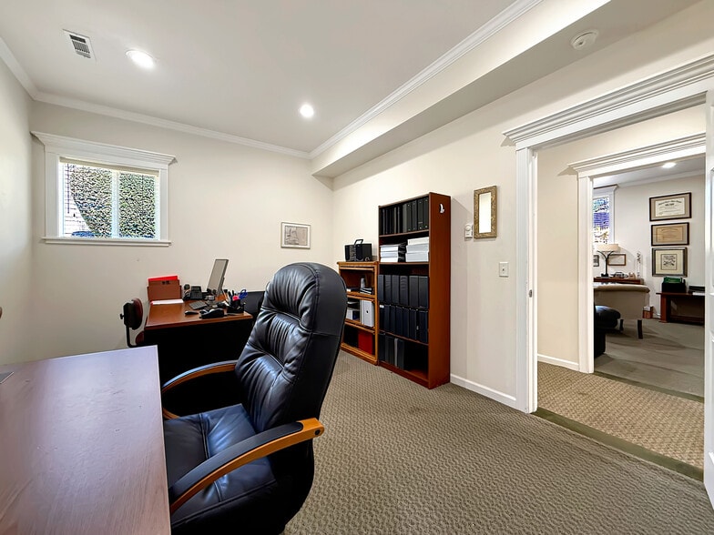 More Photos Of 624 Fleet St, Brookings Office For Sale