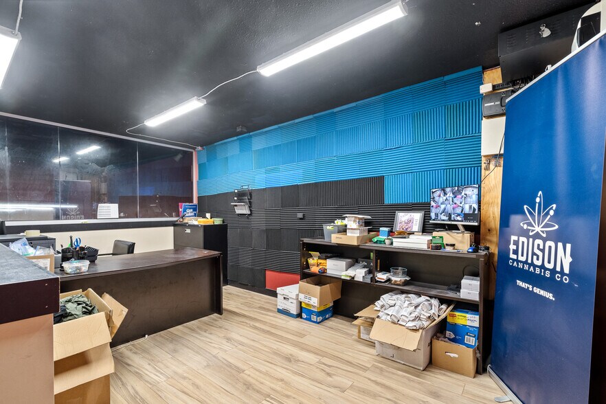 More Photos Of 6601 43 St, Lloydminster Storefront Retail Office For Sale