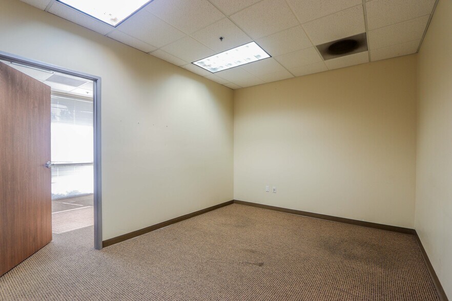 More Photos Of 64-76 Maxwell, Irvine Light Manufacturing For Lease