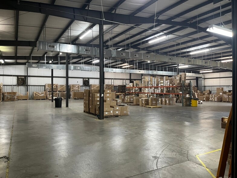 More Photos Of 701 Eden Ter, Archdale Warehouse For Lease