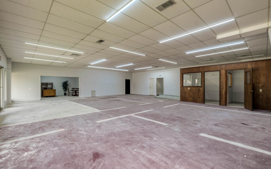 More Photos Of 1118 Smith St, Waller Showroom For Sale