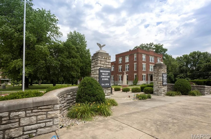 Primary Photo Of 2009 Seminary Rd, Alton Schools For Sale