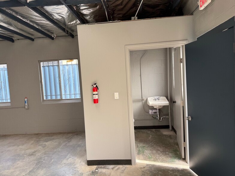 More Photos Of 14641-14643 Lull St, Van Nuys Warehouse For Lease