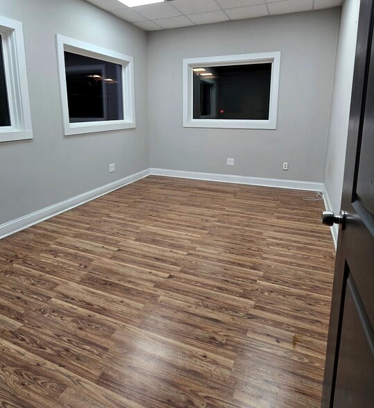 More Photos Of 913 Cobb Pky N, Marietta Warehouse For Lease