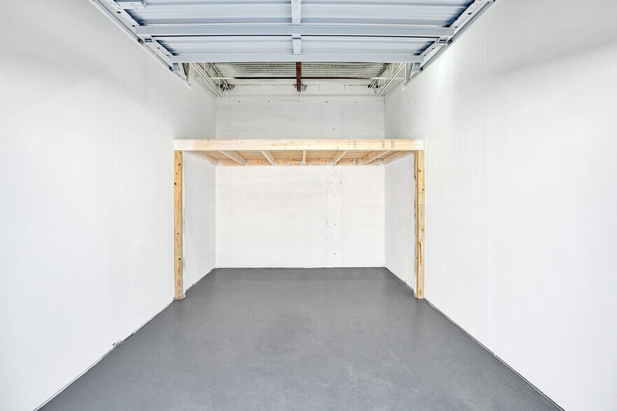 More Photos Of 4500-4560 N Dixie Hwy, Oakland Park Light Manufacturing For Lease