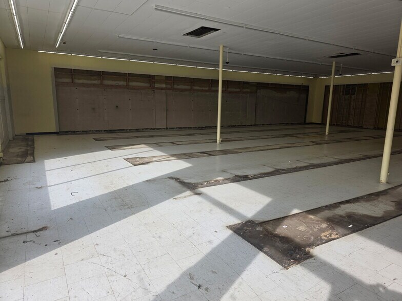 More Photos Of 2919 S Cedar St, Lansing General Retail For Sale