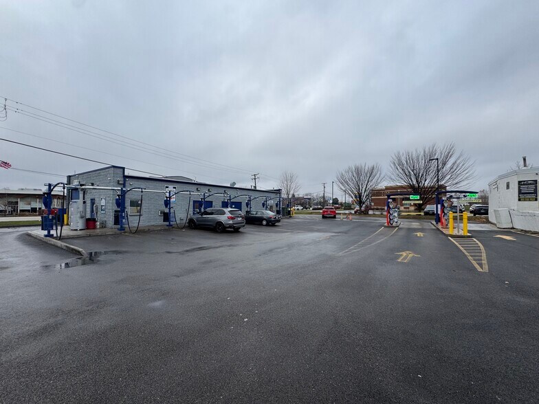 More Photos Of 527 N Green Bay Rd, Waukegan Carwash For Sale