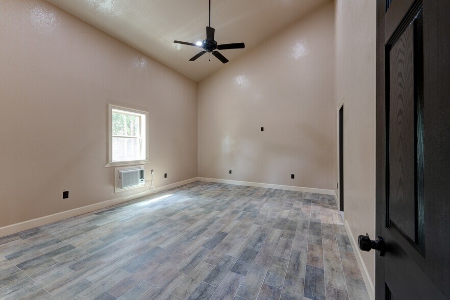 More Photos Of 4388 County Road 197, Alvin Specialty For Sale