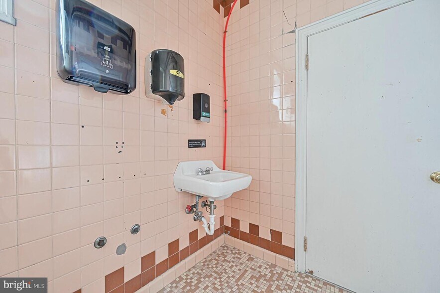 More Photos Of 13 N East Blvd, Vineland Flex For Sale