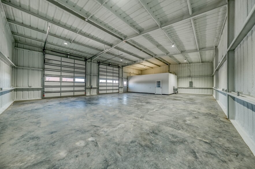 More Photos Of 109 Bennett Hills Dr, Weatherford Warehouse For Sale