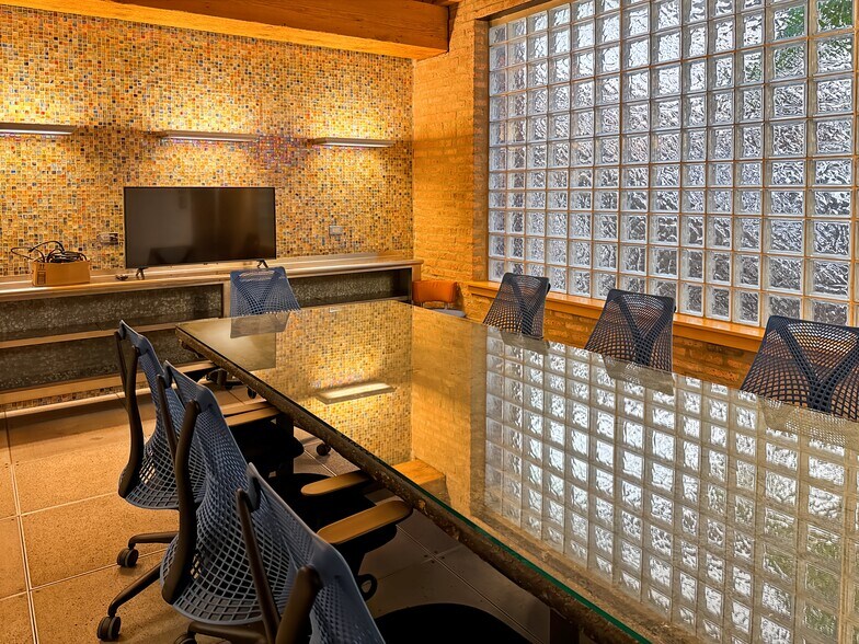 More Photos Of 1 N State St, Chicago Coworking Space