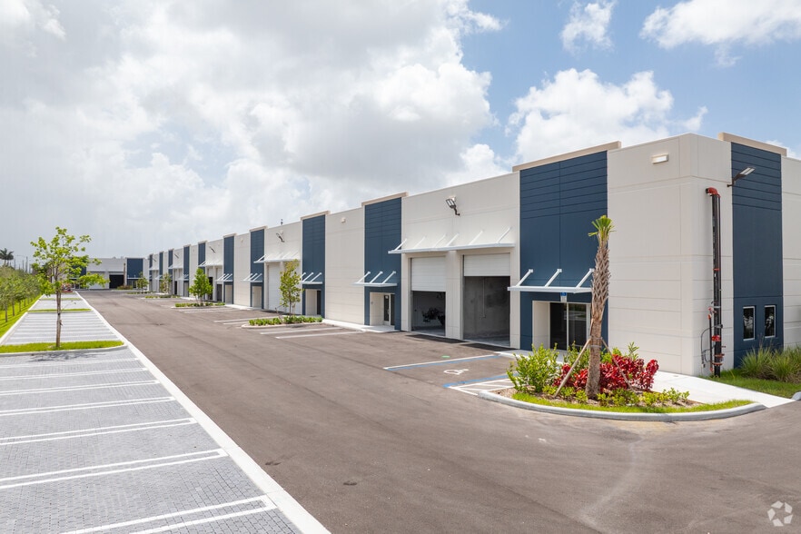 More Photos Of 6175 NW 102nd Ave, Doral Showroom For Sale