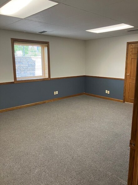More Photos Of 1305 Chestnut St, West Bend Medical For Lease