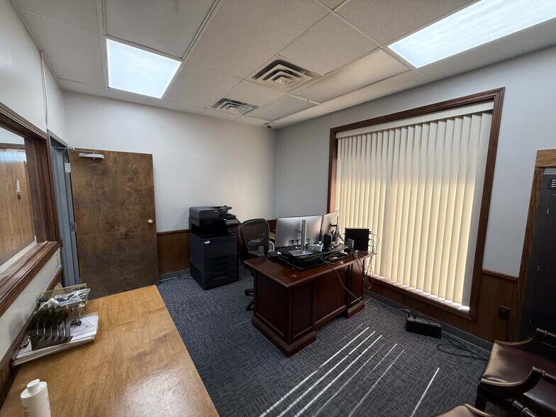 More Photos Of 202 Broad st, Hemingway Office For Sale