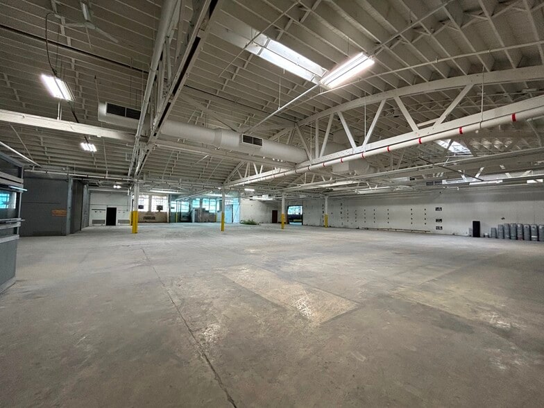 More Photos Of 2942-2950 N Western Ave, Chicago Manufacturing For Lease