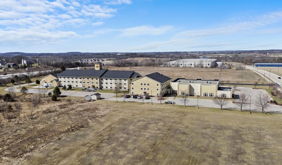 More Photos Of 725 Paradise Ln, Johnson Creek Hotel For Sale