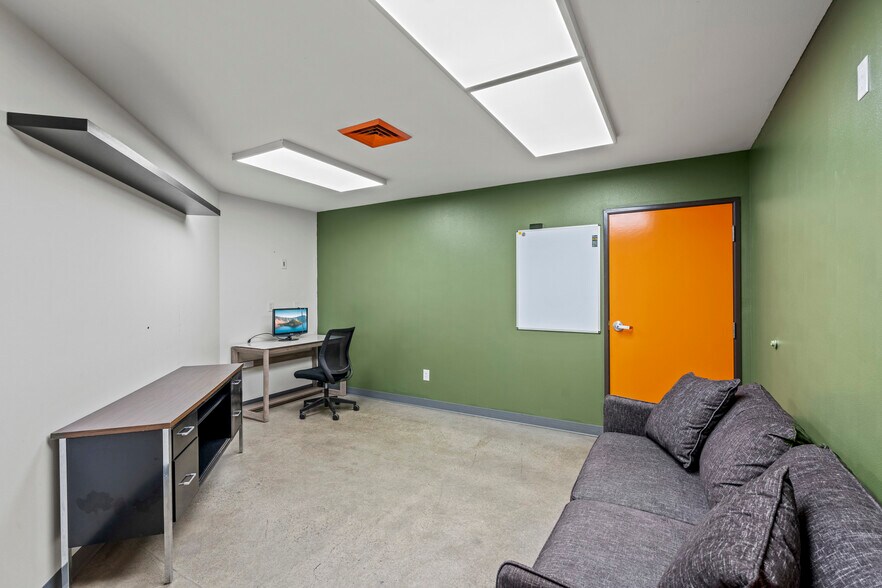 More Photos Of 4731 Industry Dr, Medford Light Manufacturing For Lease