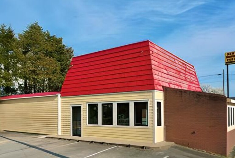 More Photos Of 901 Wilborn Ave, South Boston Freestanding For Sale